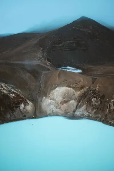 Vt kraterinde sihirli mavi su, Ada