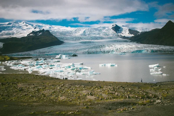 Buzul gölü, arka planda buzul, İzlanda