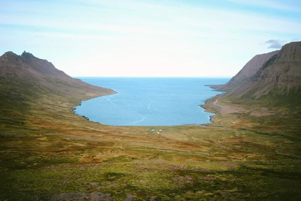 Aldeia Remota Cercada Por Montanhas Islândia — Fotografia de Stock