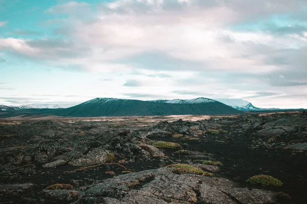 Mvatn Adası yakınlarında patlamış bir volkan.