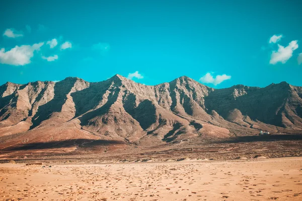 Fuerteventura, Kanarya Adaları sahilinden dağların manzarası
