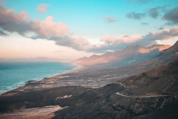 Fuerteventura, Kanarya Adaları, Dağlar ve plaj manzarası
