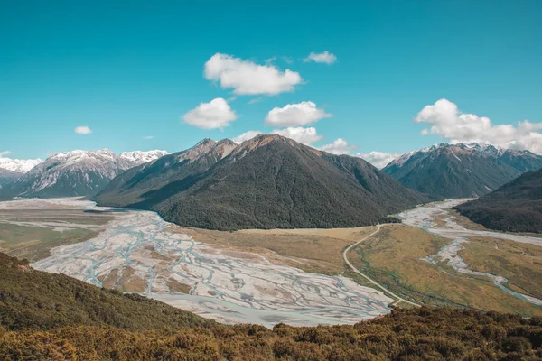 Bailey Spur 'dan nehir yatağına ve etrafındaki dağlara Arthur geçidi, Yeni Zelanda