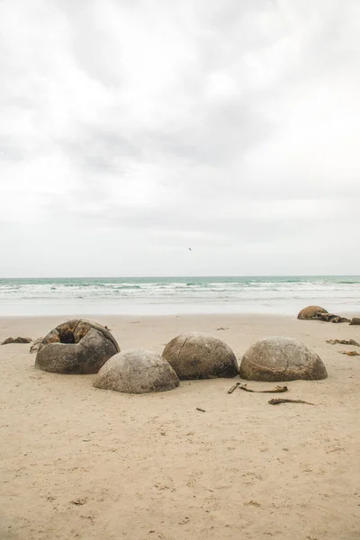 Sahilde yuvarlak kaya, Güney Adası 'nın doğu kıyısı, Yeni Zelanda