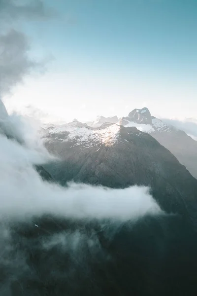 Bulutlar Gertrude Saddle, Fiordland, Yeni Zelanda 'ya geliyor.