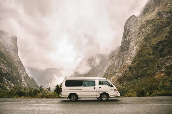 Arka planda kayalar bulunan Misthubishi L300, Fiordland, Yeni Zelanda