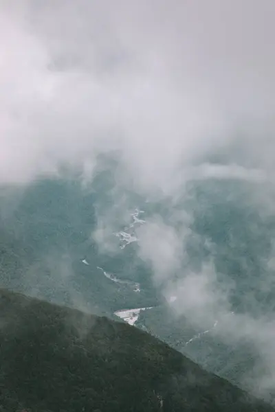Nehir vadide sisli, Nelson Lakes Ulusal Parkı, Yeni Zelanda