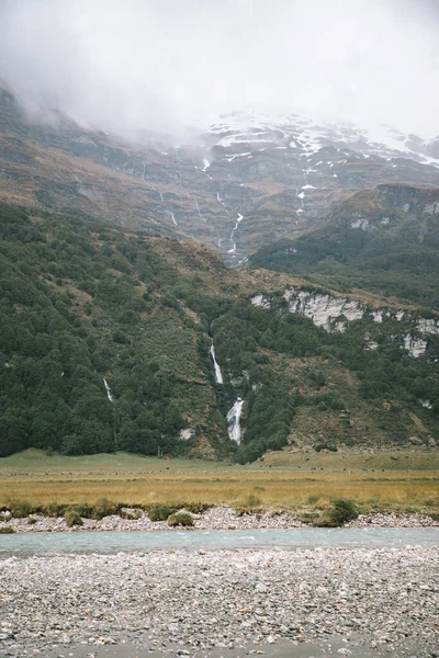 Dağların yamaçlarından süzülen su, Rees-Dart Treni, Yeni Zelanda 