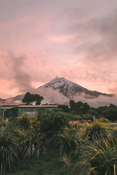 Gün batımında, Yeni Zelanda 'daki Egmont Ulusal Parkı' ndan Taranaki Dağı 'na bakın. 