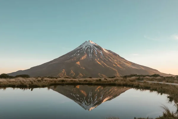 Odbicie Taranaki Jeziorze Poukakai Park Narodowy Egmont Nowa Zelandia — Zdjęcie stockowe