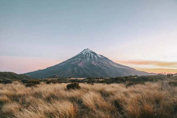 Taranaki Dağı 'nın yeni Zelanda' daki Egmont Ulusal Parkı 'nda gün batımında... 