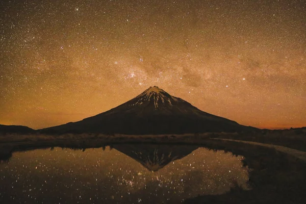 Poukakai Gölü 'ndeki Taranaki Dağı' nda gece gökyüzü, Egmont Ulusal Parkı, Yeni Zelanda 
