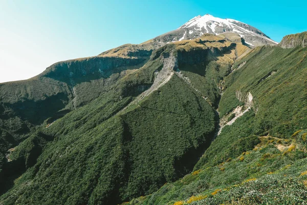 Yürüyüş parkuru dağın yamacına doğru, Egmont Ulusal Parkı, Yeni Zelanda 