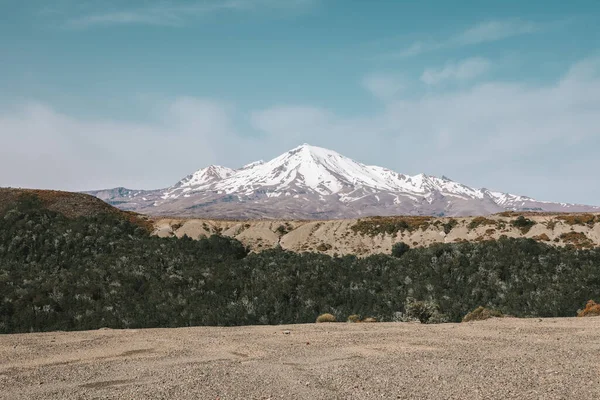 Karlı dağların muhteşem manzarası, Tongariro Ulusal Parkı, Yeni Zelanda