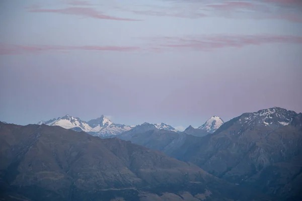 Gündoğumunda Doğu Tepesi 'nin tepesinden, Wanaka Bölgesi, Yeni Zelanda