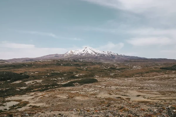 Karlı dağların muhteşem manzarası, Tongariro Ulusal Parkı, Yeni Zelanda