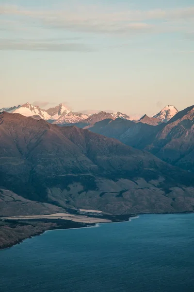 Gündoğumunda Doğu Tepesi 'nin tepesinden, Wanaka Bölgesi, Yeni Zelanda