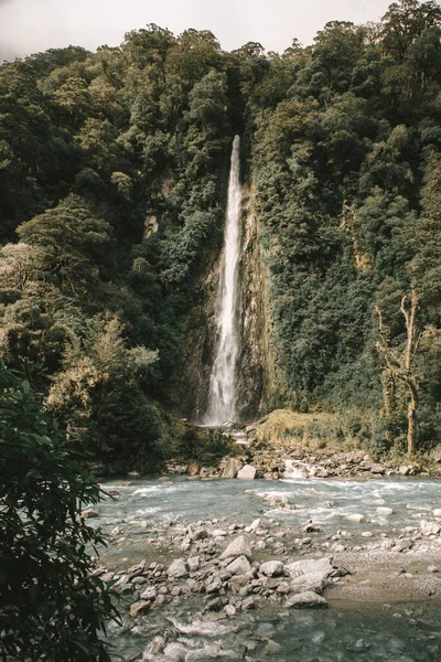 Wanaka, Batı Yakası, Yeni Zelanda 'dan Batı Yakası' na gelişigüzel şelale.