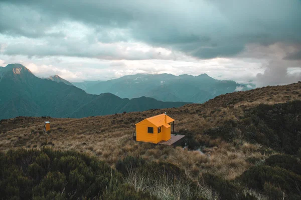 Gün batımından önce Brown Dağı kulübesi, Batı Yakası, Yeni Zelanda