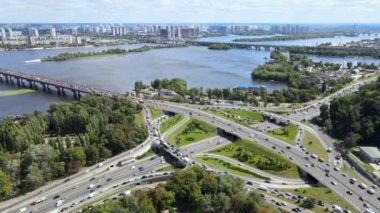 River ve Bridge ile Highway 'de Muhteşem Hava Görüntüsü
