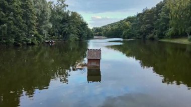 Sonbahar parkında kuş evi.