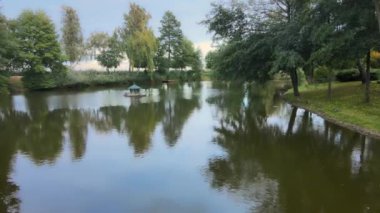 Sonbahar parkı. Göl ve ağaçlar.