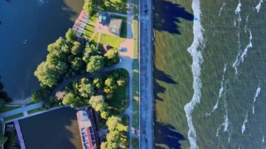 Sahilin en üst manzarası. Mavi su.