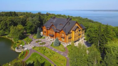 Köy evi. Ağaçlı bahçe. Renkli göl.