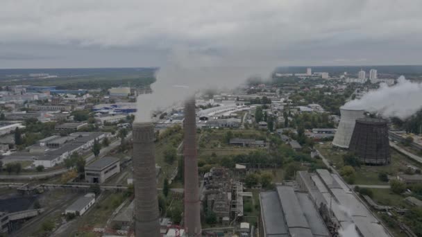 Letecký Pohled Vysoké Trubky Uhelné Elektrárny Černým Kouřem — Stock video