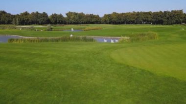 Bir gün golf sahasında. Göl ve Çeşme