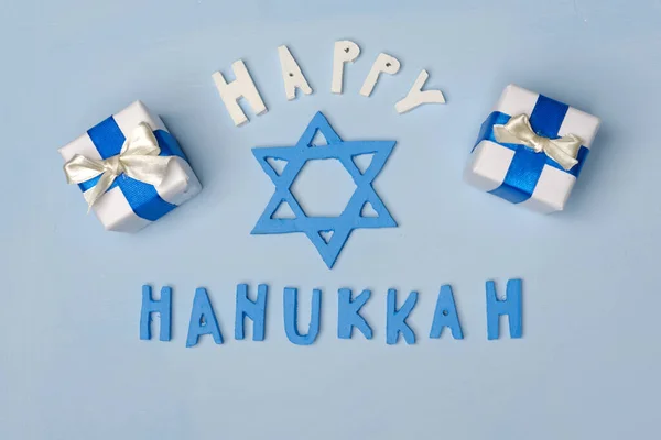 하누카의 배경에는 다윗의하 누기 상징 스타, 나무로 된 편지, 선물이 있다. 해피 하누카. 평평하게 누워 있다. 푸른 배경 — 스톡 사진
