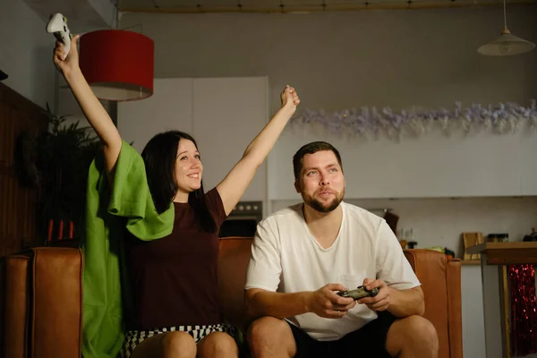 美しいカップルは自宅でビデオゲームをプレイします。一緒に時間を過ごす。自宅での生活 ロイヤリティフリーのストック画像