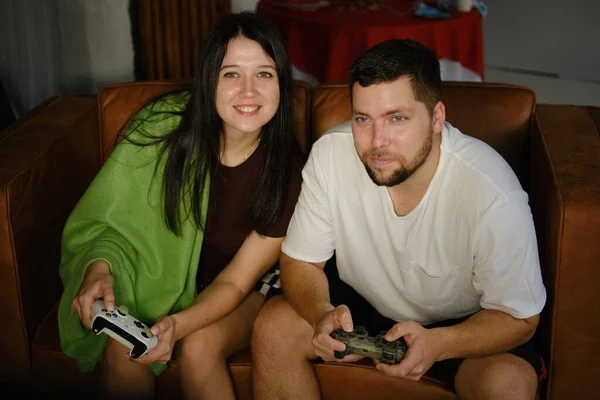 Hermosa pareja jugando videojuegos en casa. Pasar tiempo juntos. Estilo de vida en casa Fotos De Stock