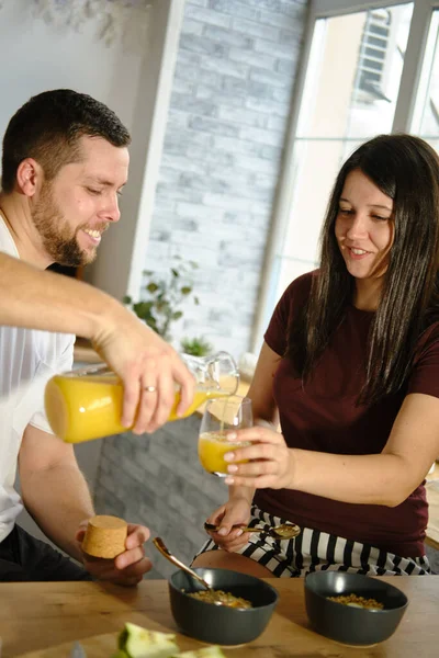 Giovane coppia fare colazione e divertirsi Foto Stock