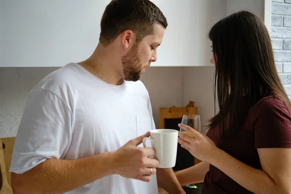 Jeune couple faire le petit déjeuner et avoir du plaisir Photos De Stock Libres De Droits