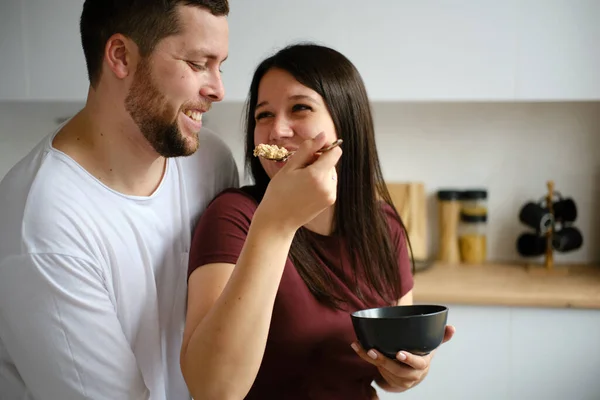 若いカップル作る朝食と楽しみを持っている ストック画像