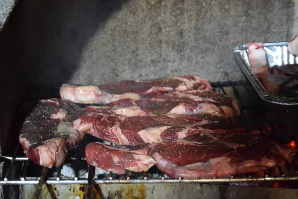 Bifes de carne grelhada fresca, folha de alumínio para servir — Fotografia de Stock