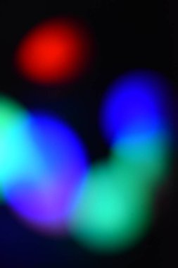 Siyah arka planda çok renkli, bulanık lekeler var. Yüksek kalite fotoğraf