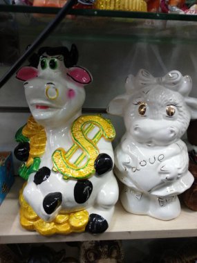 Yılbaşı hediyeleri raflarda, inekler ve boğalar