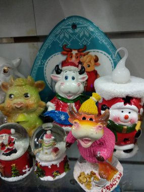 Raflarda yeni yıl hediyeleri, farklı boğalar.