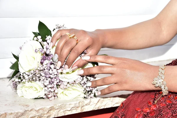 Mão Menina Noiva Com Buquê Casamento Flores Brancas Rosa Vestido — Fotografia de Stock