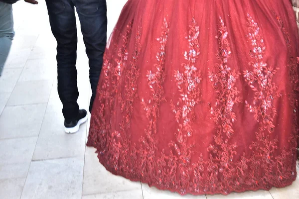 Кільце Пишної Червоної Весільної Сукні Нареченої Ноги Хлопця Нареченого Чорних — стокове фото