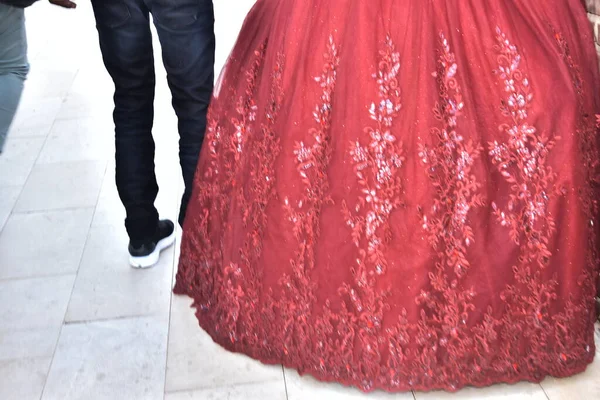 Bainha Vestido Noiva Vermelho Exuberante Noiva Pernas Namorado Noivo Jeans — Fotografia de Stock