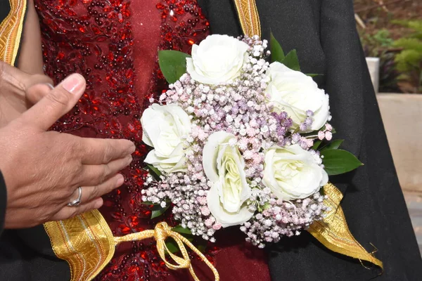 Mão Mulher Buquê Rosas Brancas Noiva Muçulmana Vestido Escarlate Capa — Fotografia de Stock