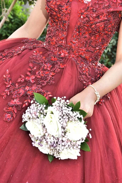 Mão Menina Noiva Com Buquê Casamento Flores Brancas Rosa Vestido — Fotografia de Stock