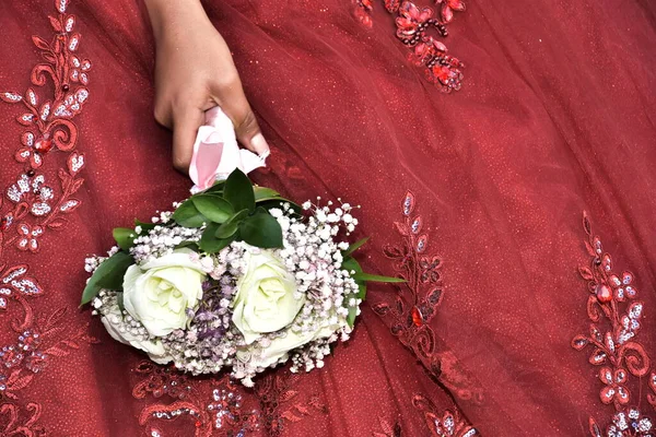 Menyasszony Keze Egy Esküvői Csokor Fehér Rózsaszín Virággal Piros Ruhán — Stock Fotó