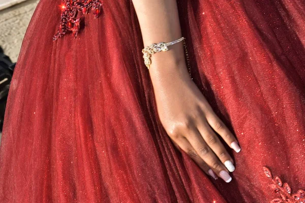 Main Fille Avec Bracelet Sur Robe Mariée Rouge Luxuriante Photo — Photo