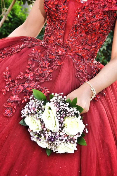 Bellissimo Vestito Rosso Della Sposa Con Mazzo Fiori Mano Senza — Foto Stock