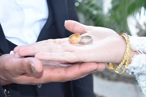 Två Händer Man Och Kvinna Nygifta Ett Bröllop Med Guld — Stockfoto
