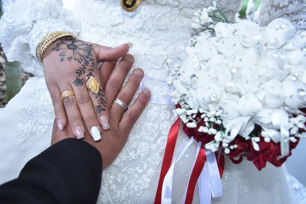 Руки Молодят Обручками Весільний Букет Генна Малює Шкірі Татуюванні Високоякісна — стокове фото